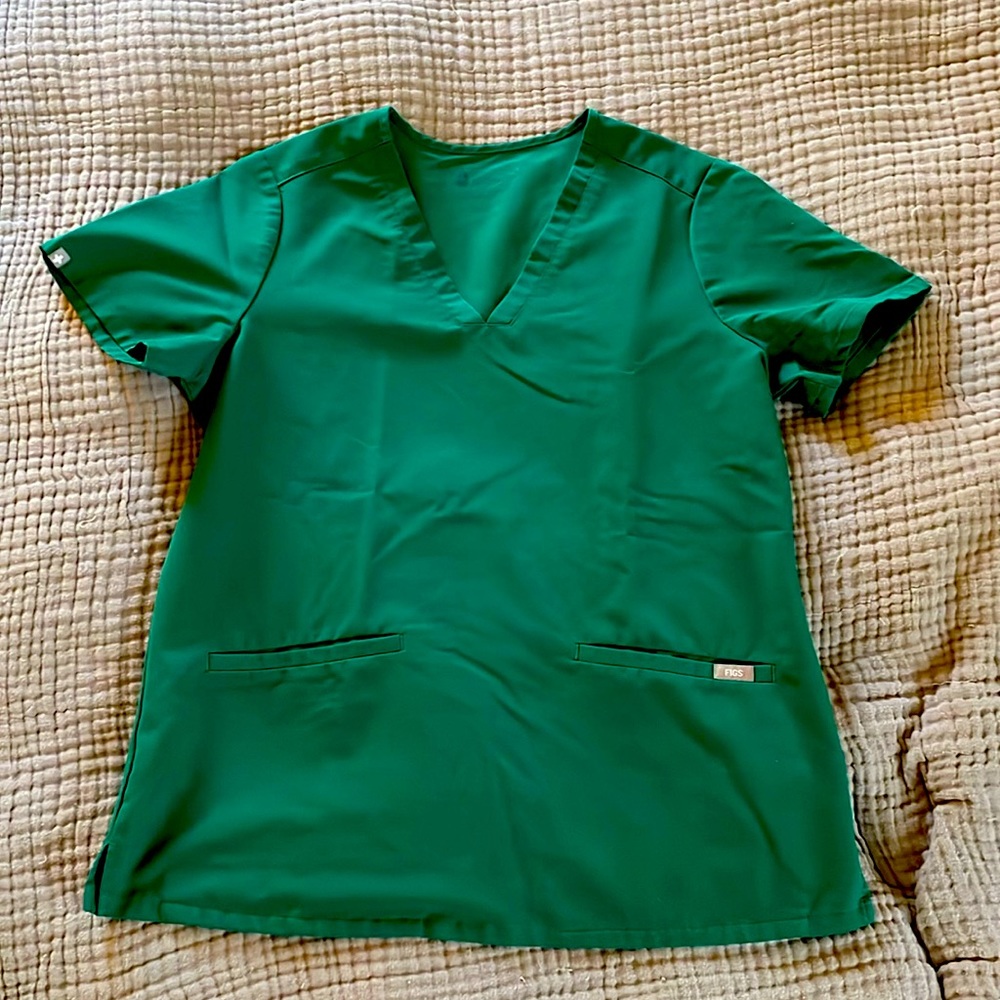 Figs: Casma 3 pocket scrub top in hunter green